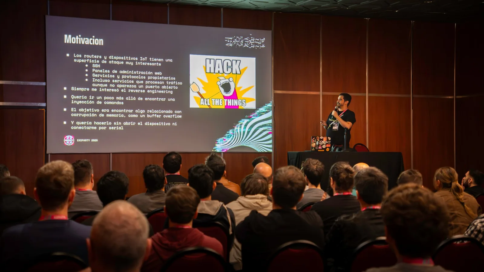 Speaker presentando una charla sobre seguridad de routers e IoT frente al público en sala