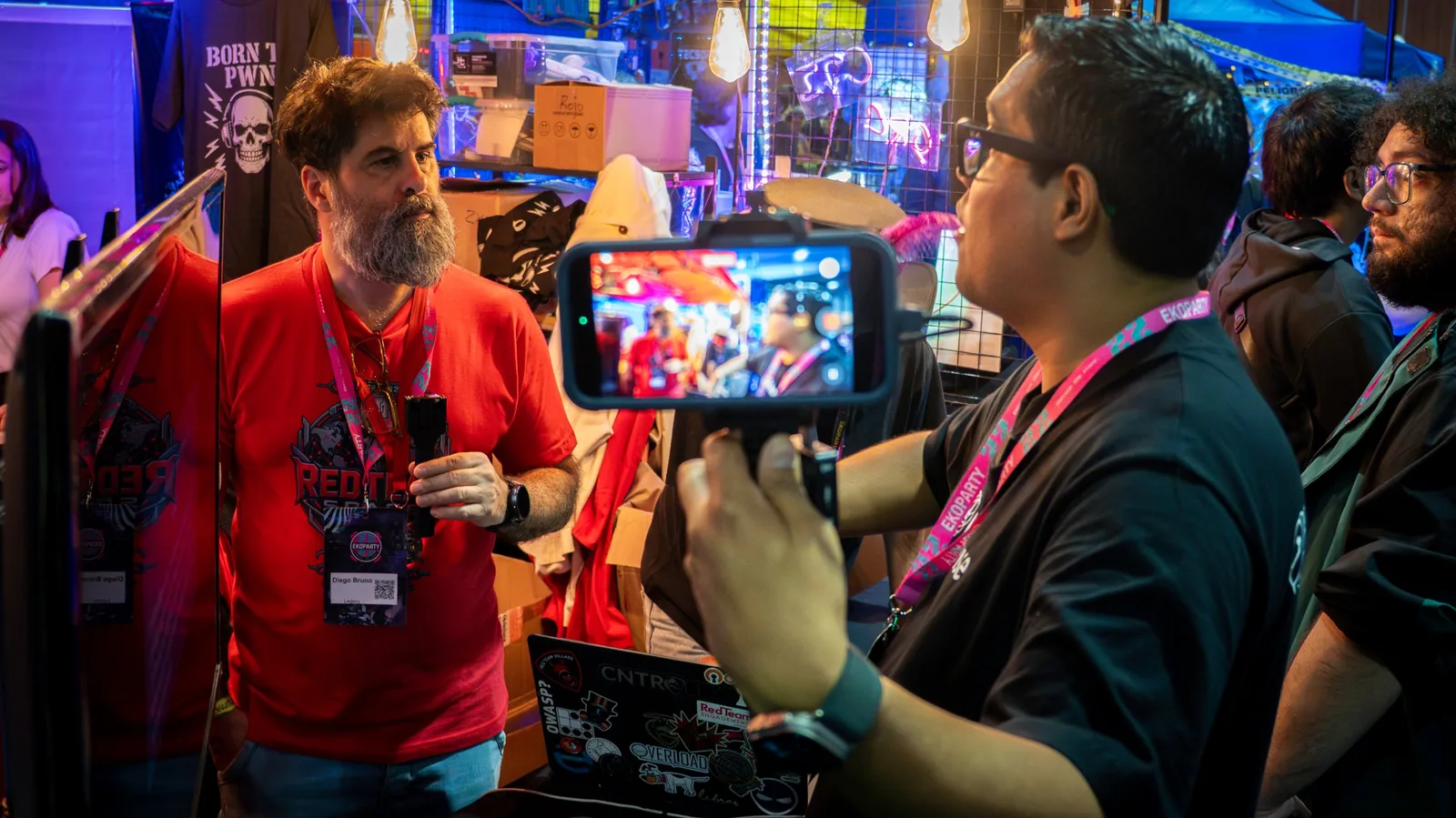Grabación de una entrevista con celular y estabilizador en un stand de Ekoparty