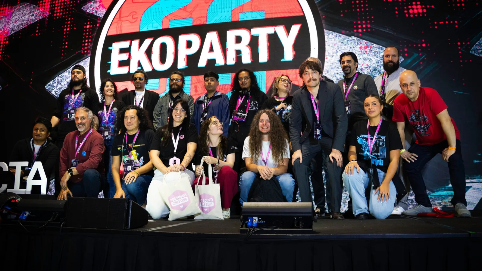 Foto grupal de participantes y organizadores en el escenario principal de Ekoparty 2026
