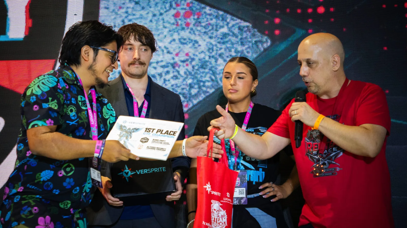 Entrega del certificado de primer puesto del CTF en el escenario de Ekoparty