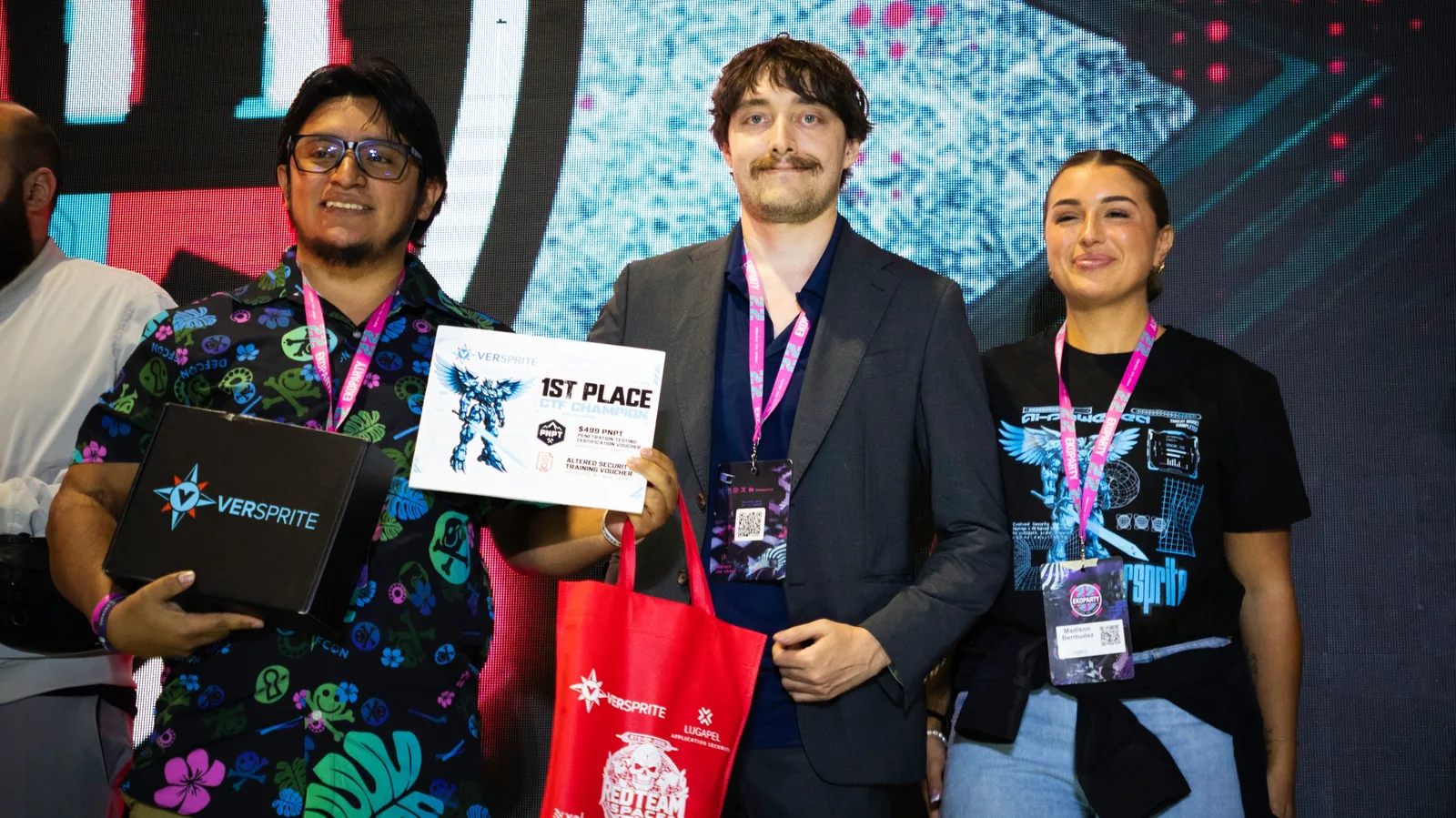 Ganador del primer puesto del CTF posando con su certificado y premio en el escenario de Ekoparty 2026