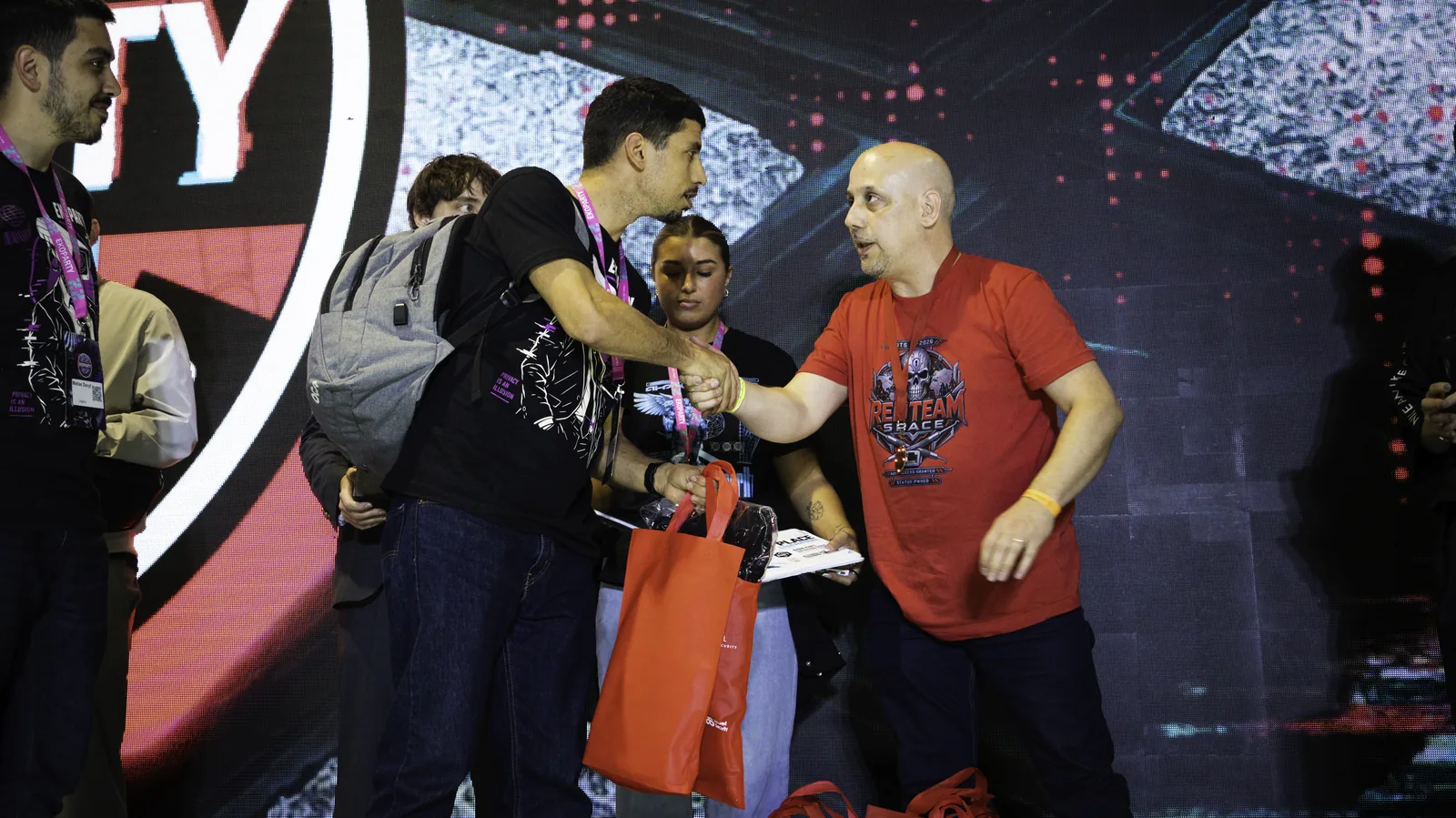 Saludo entre un participante y el organizador durante la premiación del CTF