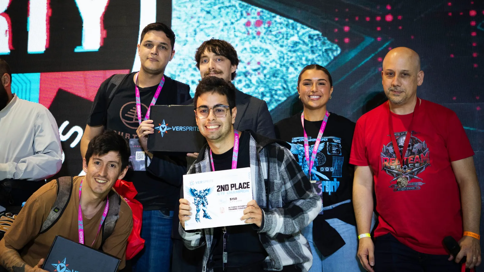 Equipo del segundo puesto del CTF sonriendo con su certificado en el escenario
