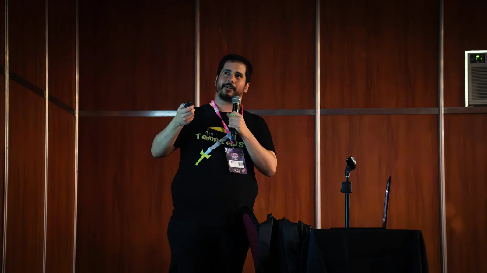 Speaker hablando con micrófono durante su charla en Ekoparty
