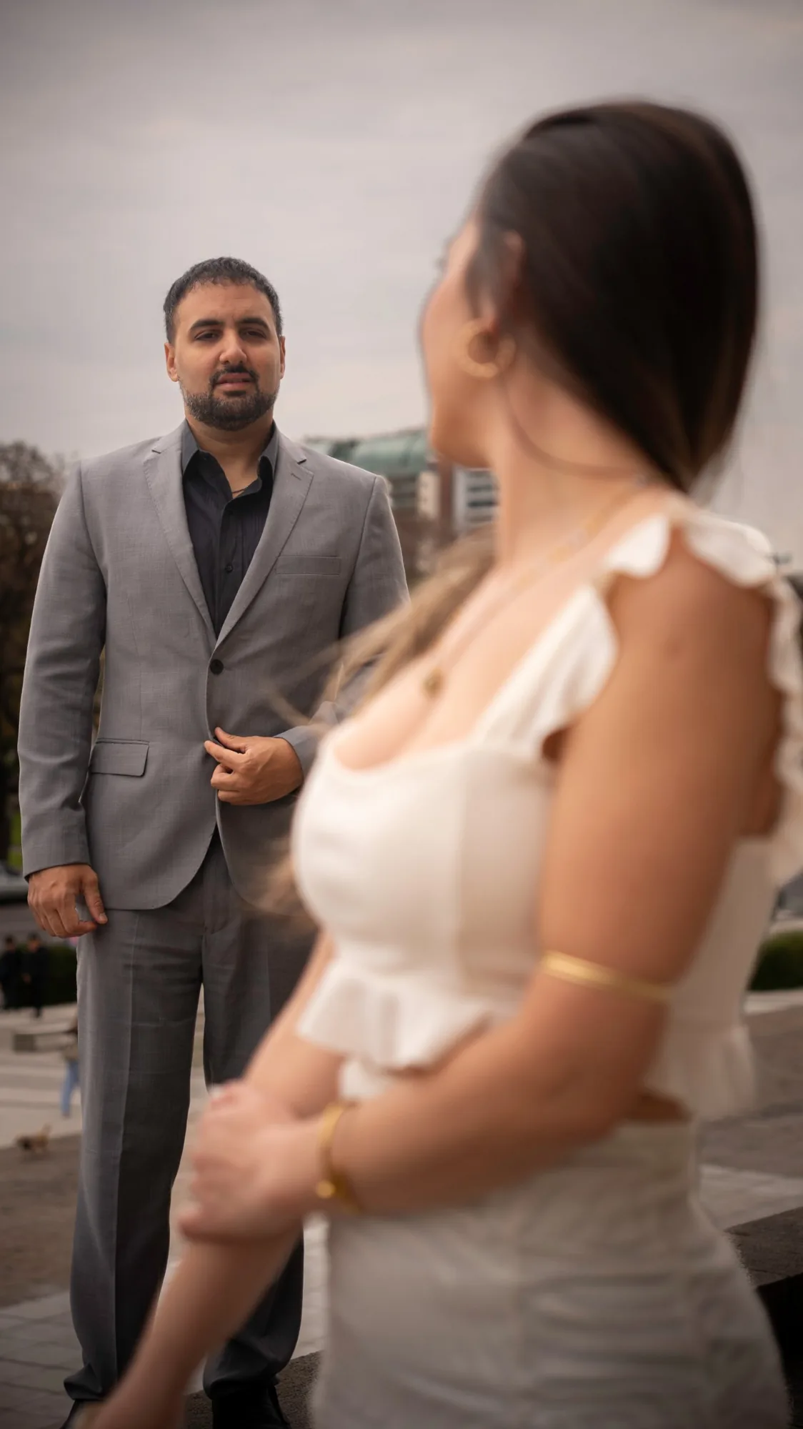 Marcelo mira a Noelia, desenfocada en primer plano, durante la sesión de novios