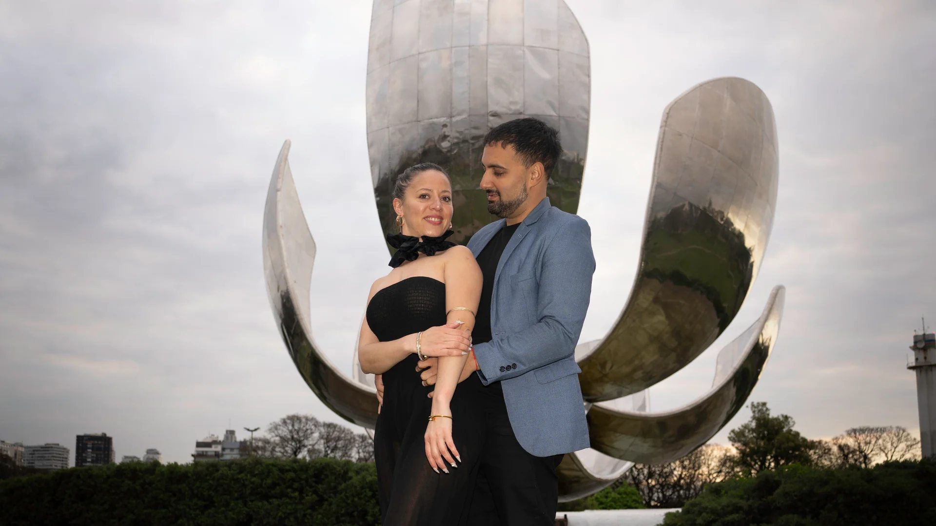 Sesión de novios frente a la Floralis Genérica en Recoleta